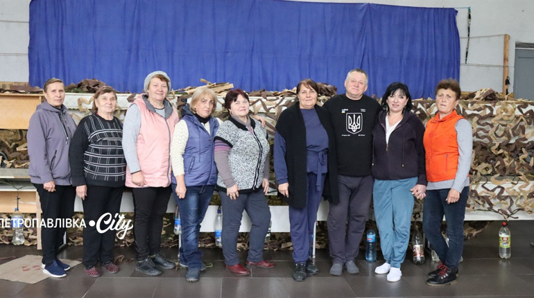 Захист для синів: як родина з Самарського плете маскувальні сітки з «Незламною Петропавлівкою»|ВІДЕО