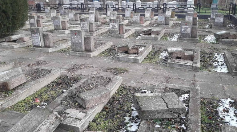 Невідомі вандали розгромили могили на херсонському меморіальному цвинтарі