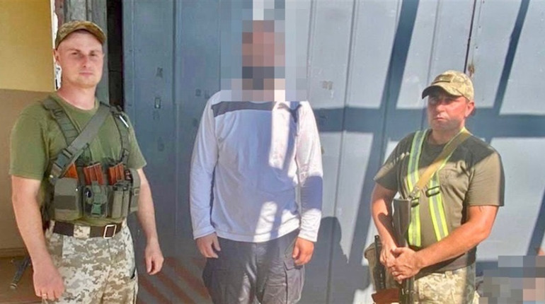 Чоловік за 1000 євро хабара хотів виїхати з України у пункту пропуску "Маяки-Паланка-Удобне"