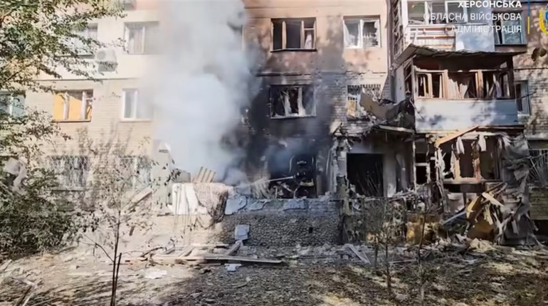 Загарбники обстріляли Херсон: 1 людину убили і ще 7 поранили (відео)