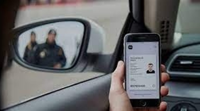 Водійські права, техпаспорт та студквиток у "Дії" прирівняли до паперових: що на черзі