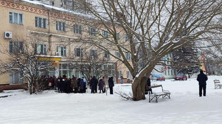 Пенсіонери Шостки вже другий день отримують LED-лампи у відділенях Укрпошти