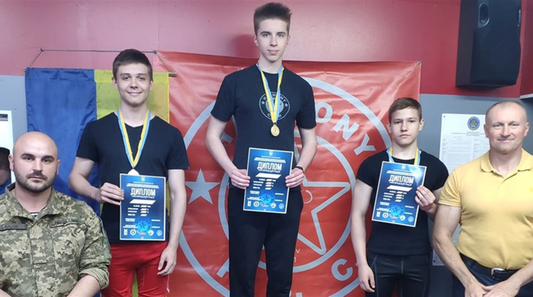 Чемпіонат Глухова з жиму лежачи. Як відбулися змагання в укритті та які результати