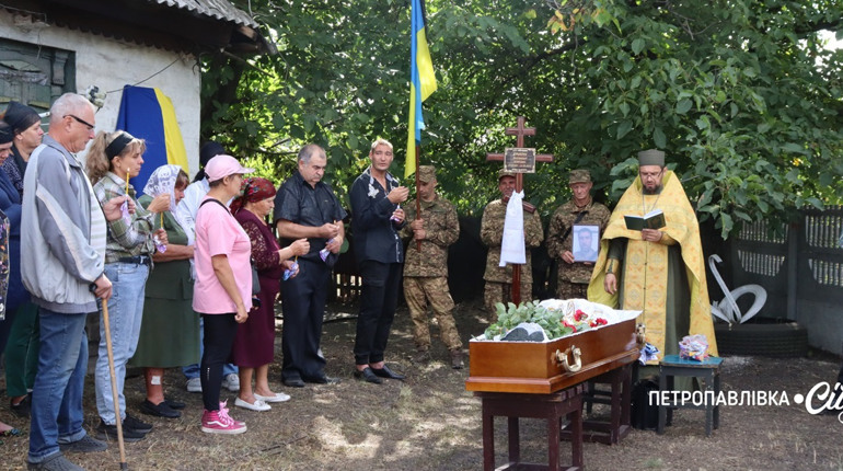Миколаївська громада провела в останній шлях свого Героя – Володимира Астапчука (ВІДЕО)