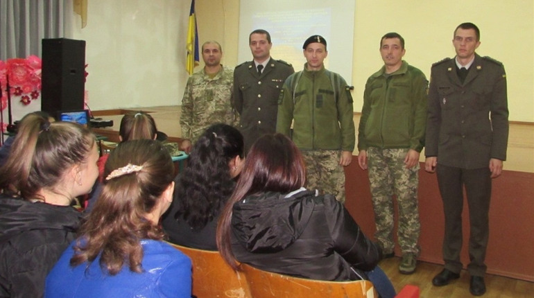 Випускників шкіл запрошують навчатися до військових вишів