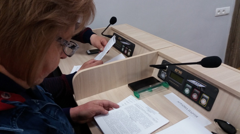 Депутати Сватівської міської ради тепер голосують як у Верховній Раді — картками