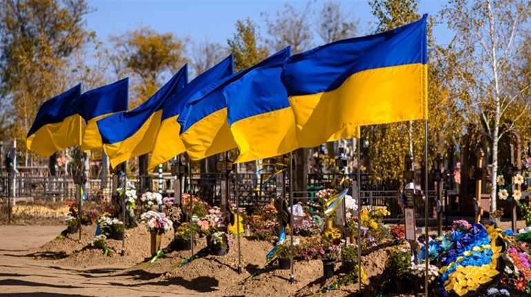 Прапори на могилах загиблих захисників: чому у Біляївці вони наразі встановлені не у всіх