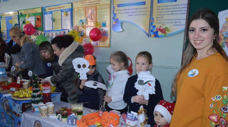 У школі №1 пройшов традиційний ярмарок: куди підуть кошти, та що діти подарували рідному місту