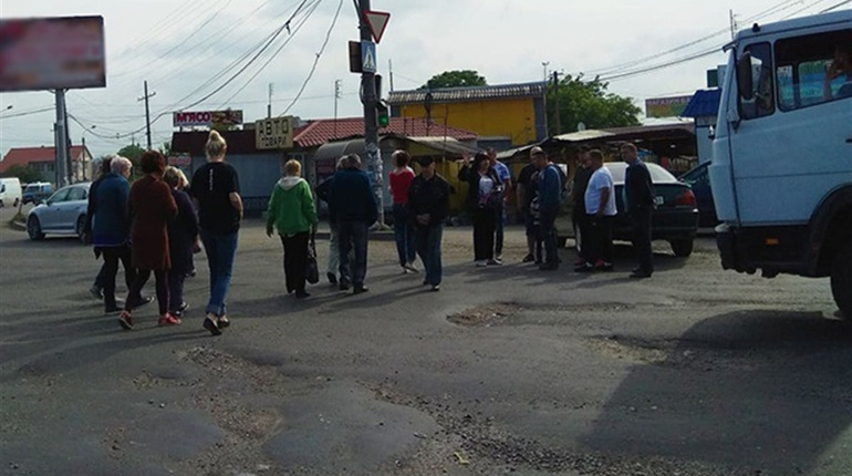 В Усатове жителі перекрили дорогу для того, щоб привернути увагу до руху вантажного траспорту 