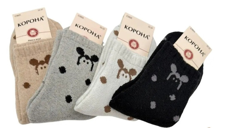 Дитячі шкарпетки для зимових прогулянок: який склад не пропускає холод від взуття