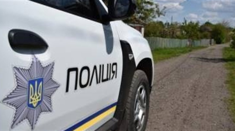 У селі на Переяславщині помер 60-річний безхатько, а на трасі в сторону Черкас у кювет злетіла фура