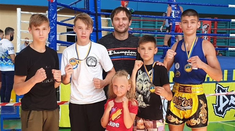 Чотири медалі та чемпіонство: лозівські бійці з Муай-Тай стали одними з кращих в Україні