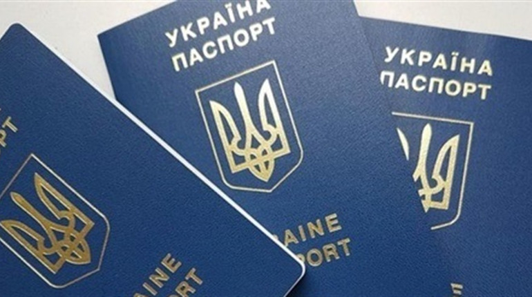 Тепер закордонний паспорт для дитини можна оформити одночасно із паспортом та ID-картою батьків