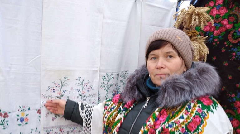 Мешканка Глинська не пам’ятає своєї матері, але більше шістдесяти років береже її рушники