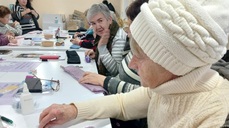 Слухачі університету третього віку під Різдво вчили українську та власноруч робили головні убори