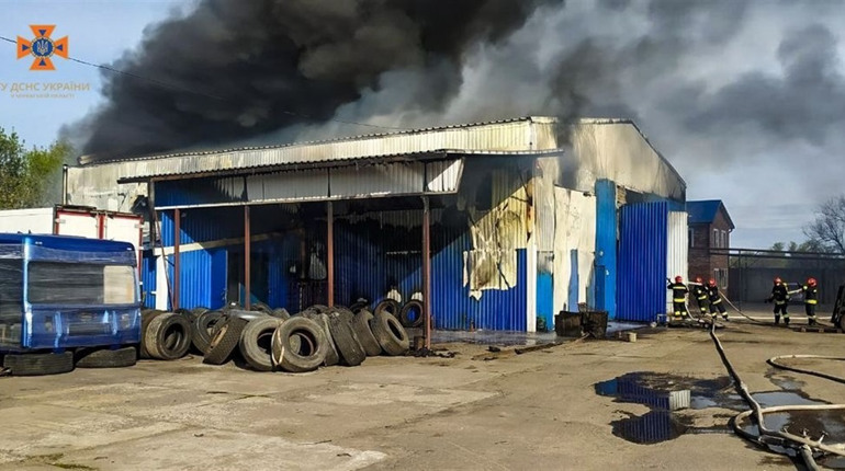 У Черкасах рятувальники ліквідували пожежу вантажного автомобіля