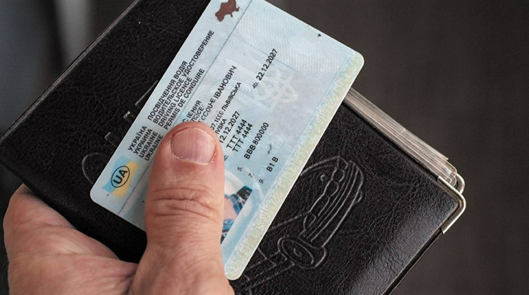 Шахраї використовують світлини військових для рекламування фальшивих посвідчень водія