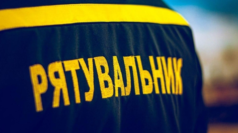 Рятувальники допомогли білопільчанці, яка опинилась зачиненою на балконі