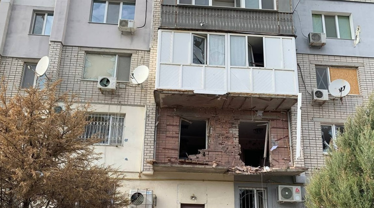На Херсонщині через ворожі обстріли пошкоджені будинки, навчальний заклад, автівки та автобуси