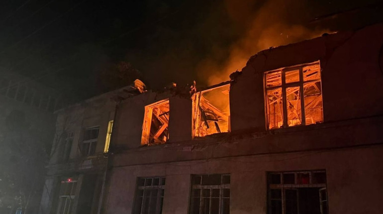 Дві хвилі атак російськими дронами по Одесі: влучання у житло, садок і інфраструктуру, є поранені