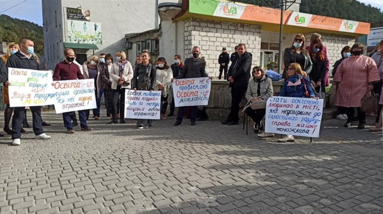 У Кременці освітяни напередодні свята вийшли на акцію протесту до міської ради