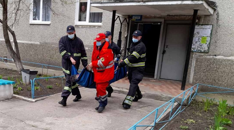 За зачиненими дверима із слабкими ознаками життя: 60-річний хворий нетішинець в квартирному полоні