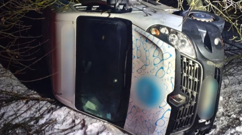 З’їхала у кювет: на Сарненщині 24-річна водійка не впоралася з керуванням