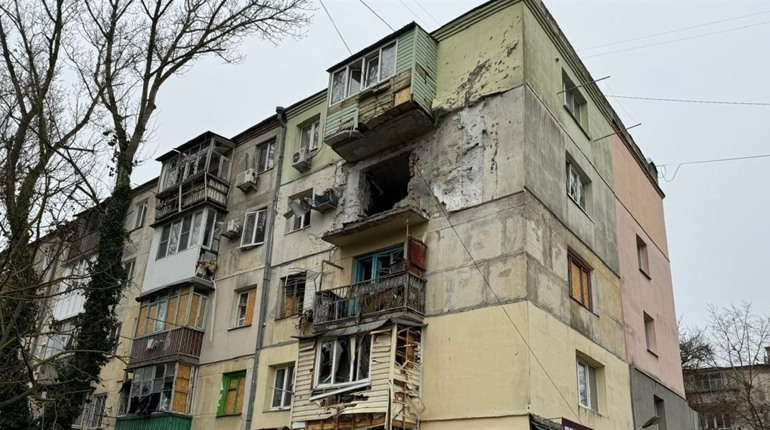 На Херсонщині через ворожі обстріли пошкоджені будинки, медичний заклад, автівки