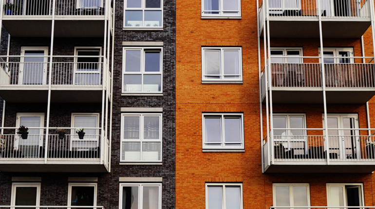 На якому поверсі краще придбати квартиру: першому чи останньому?