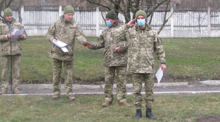 У Чорткові військовослужбовців-строковиків звільнили в запас (+ фото)