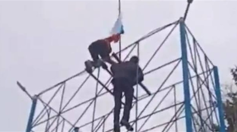 У Чаплинці скинули російський прапор