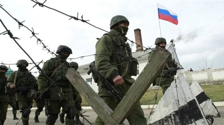 Російські офіцери вже вивозять із Криму сім'ї та майно