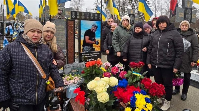 Шосткинські волонтери побували на могилі Романа Бабича, який два роки тому загинув у Бахмуті