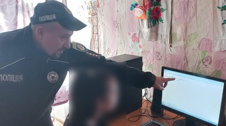Поліцейські Шостки подарували багатодітній родині комп'ютер для онлайн навчання
