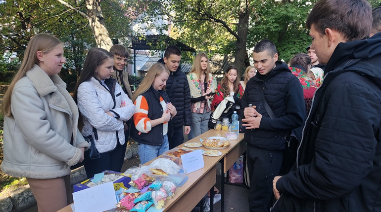 На ярмарку української кухні у Первомайському фаховому коледжі зібрали кошти для ЗСУ. Оновлено