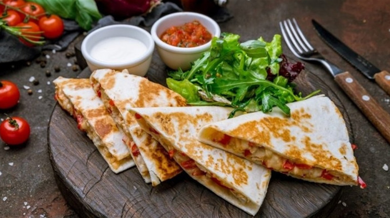 Рецепт дня: запечені тортильї з куркою, овочами та сиром