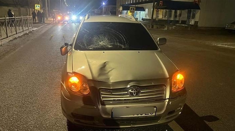 У передноворічний вечір у Кременці під колеса авто потрапив чоловік