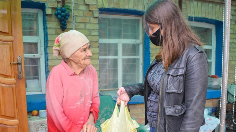 Жителі Кагарлика похилого віку отримали подарунки від благодійників
