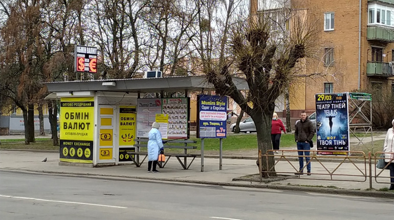 В Умані дезінфікують автобусні зупинки і під’їзди