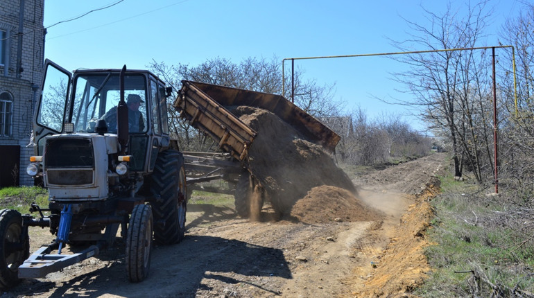 В Повстанському укладають тротуарну плитку і насипають дорогу: це ініціатива старости і мешканців
