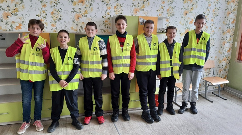 Світлоповертальні жилети від польських друзів отримали учні Дмитрушківського ліцею на Уманщині