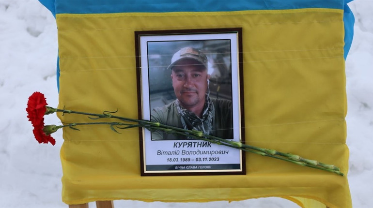 У Глухові в останню путь провели воїна Віталія Курятника, який загинув на Бахмутському напрямку