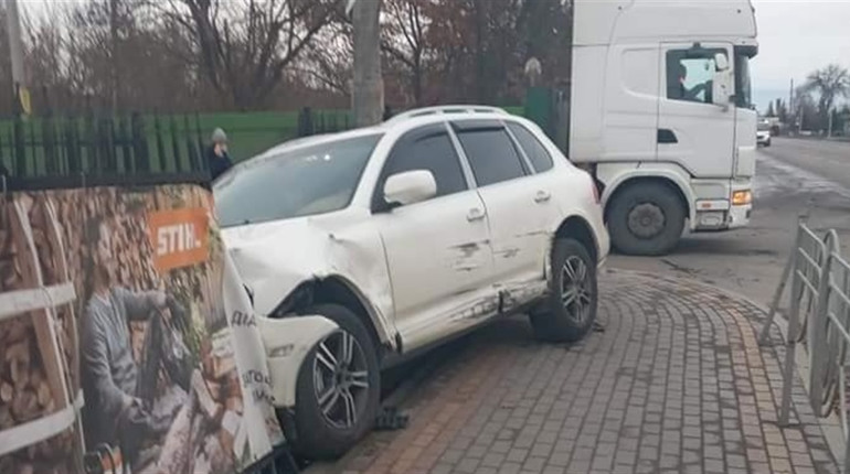 У Сарнах позашляховик влетів у металевий паркан: чи реконструюватимуть там світлофор