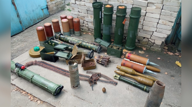 Житель Херсонщини зібрав у своєму гаражі “колекцію” російської зброї та боєприпасів