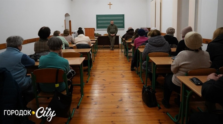 У Городку створили три групи для родин українських захисників. Коли та де відбуваються зустрічі