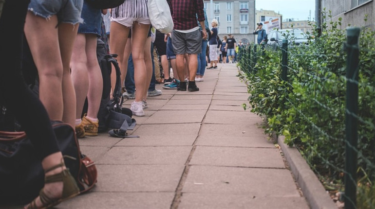 Талони на гуманітарну допомогу та продуктові набори: коли і де їх отримати переселенцям