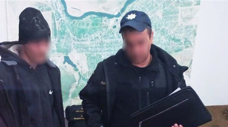 На Вознесенщині у водія-порушника, що їхав без шолома, поліціянти знайшли наркотики