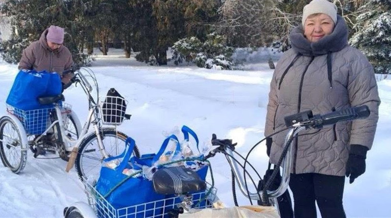 Соціальні працівники Великобурлуцької громади продовжують допомагати підопічним попри небезпеку