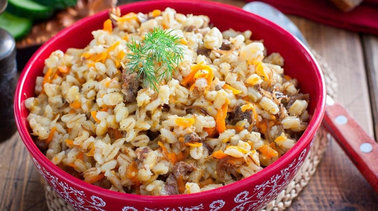 Смачні та ситні страви з перловки: запіканка, плов з грибами та козинаки