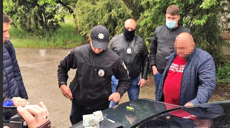 Житель Вараша хотів за допомогою хабаря повернути водійські права